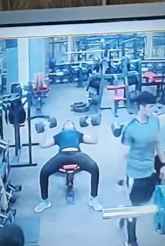 mujer hace peligroso movimiento y provoca accidente de pesas gym