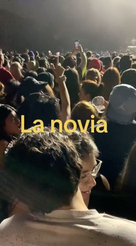 Video de mujer que intenta besar al novio