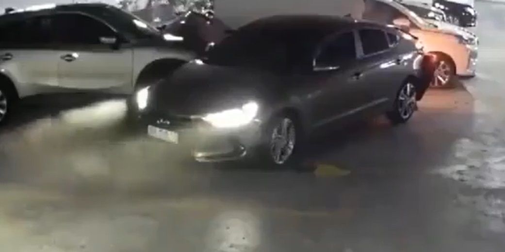 Auto embiste y mata a mujer en estacionamiento