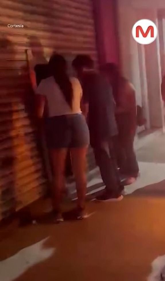 niño golpeo la cortina metálica para pedir auxilio