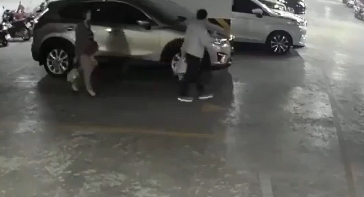 Auto atropella a mujer en estacionamiento