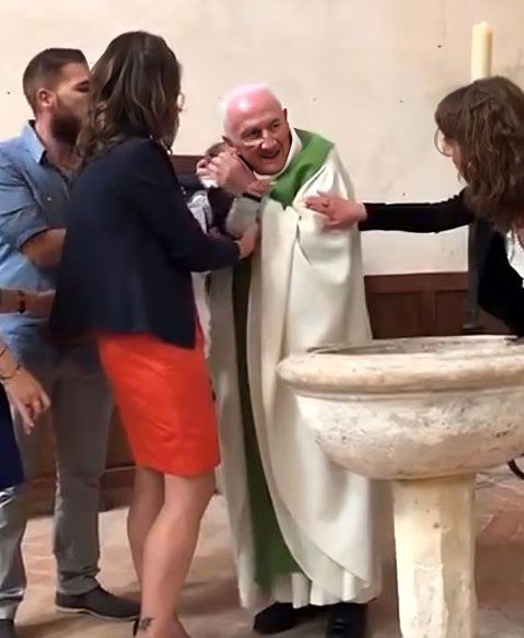 Sacerdote en bautizo