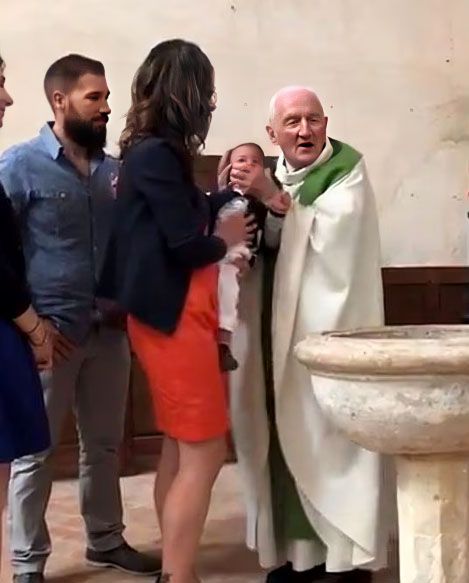Sacerdote golpea a niño
