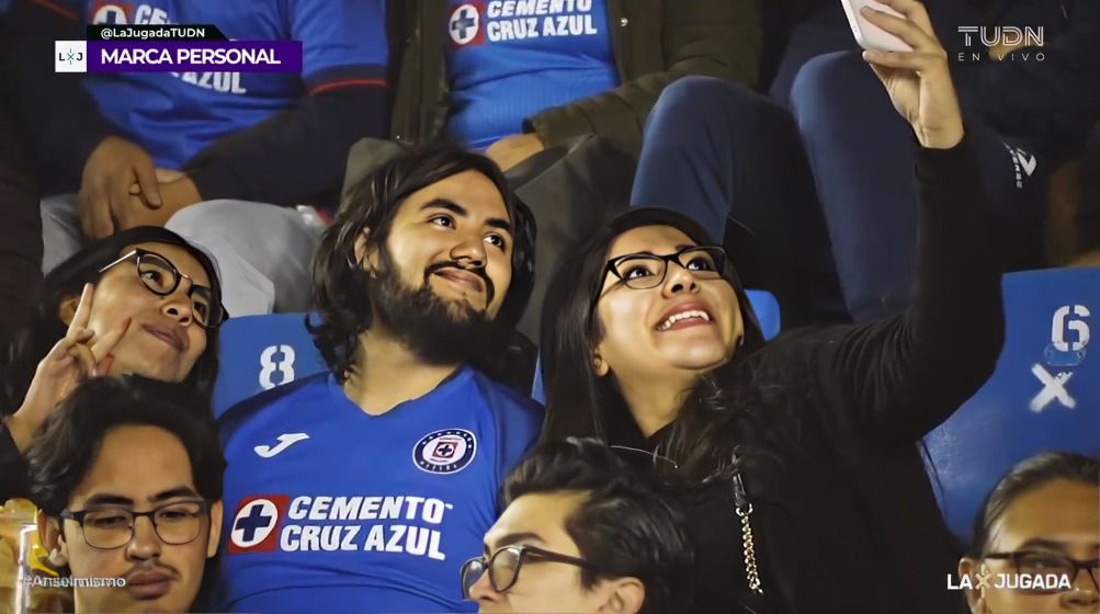 Aficionado de Cruz Azul asiste apartido con novia y amiga