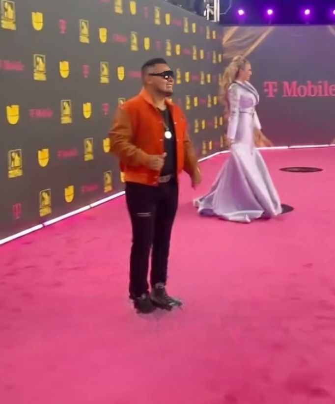 Cantante lleva outfit caro a Premios Lo Nuestro; lo ignoran