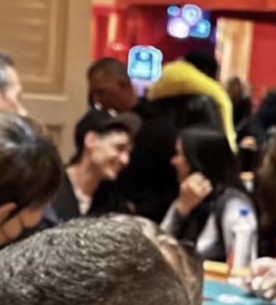Peso Pluma con otra chica en casino