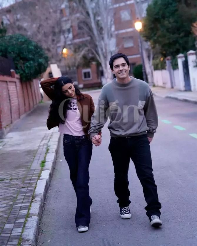 Captan a Aislinn Derbez y Mauricio Ochmann de las mano