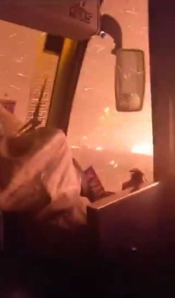 Chofer de autobus rescata a pasajeros de incendio