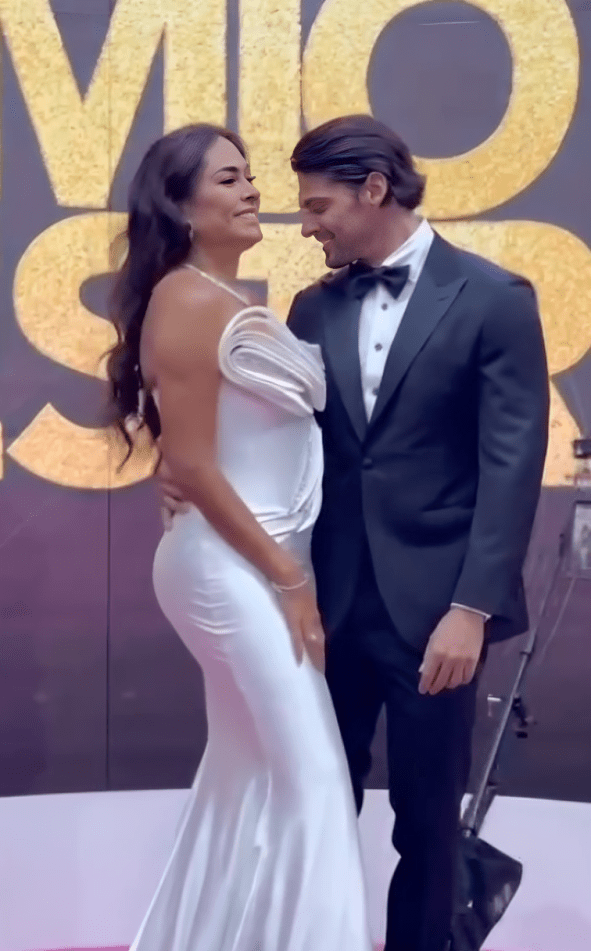 Galilea Montijo desata rumores de embarazo en alfombra roja