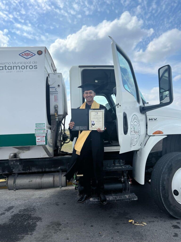 Joven compagino estudios con su trabajo