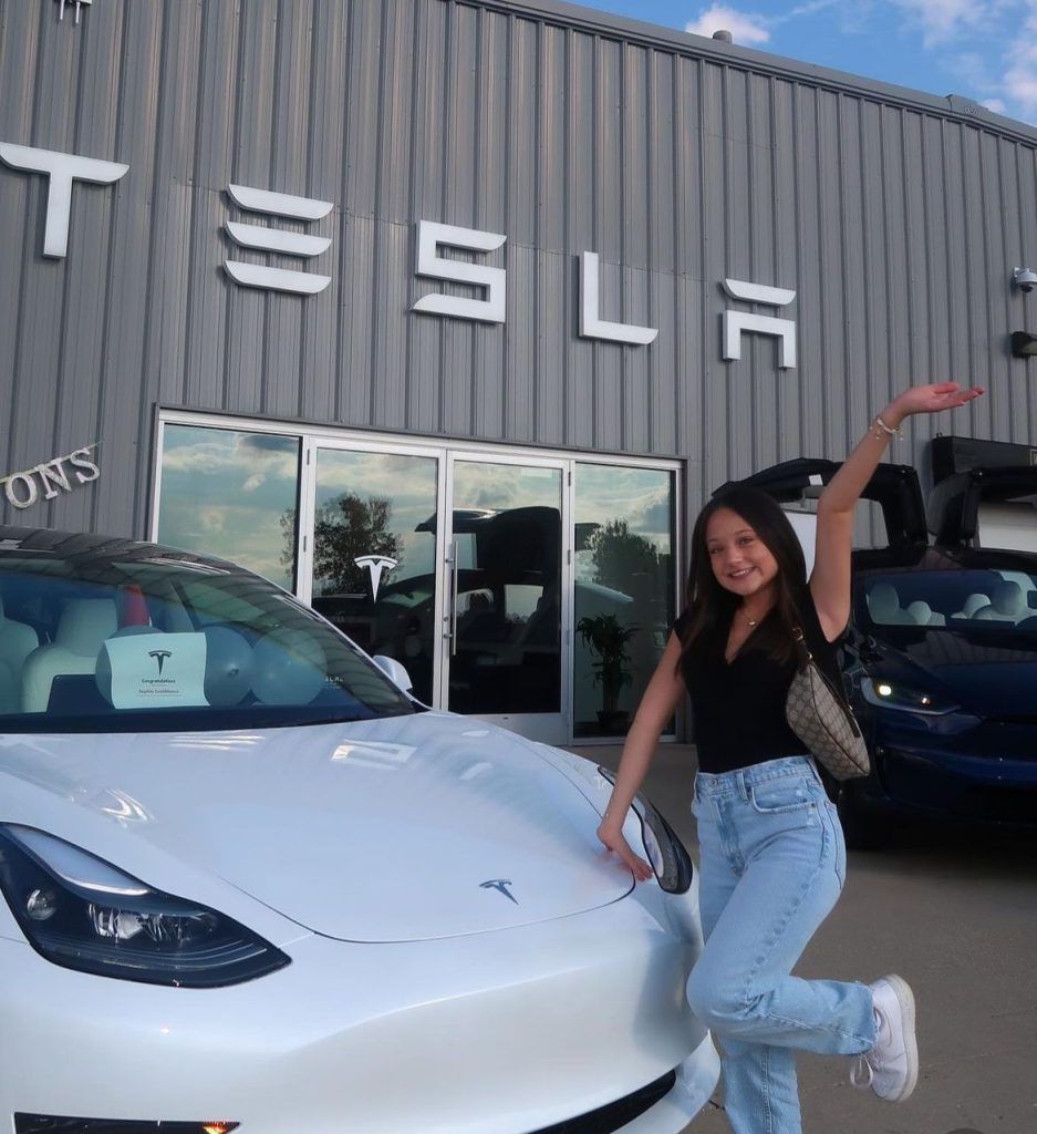 joven invierte dinero y se compra un Tesla