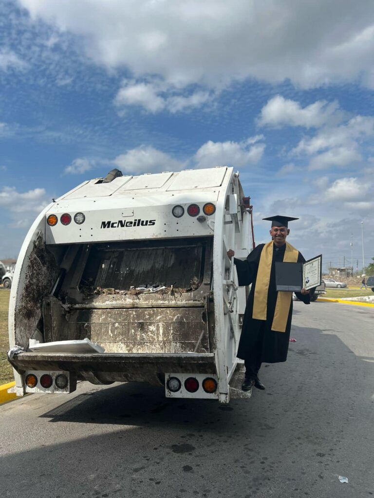 Joven recolector de basura se gradua como abogado