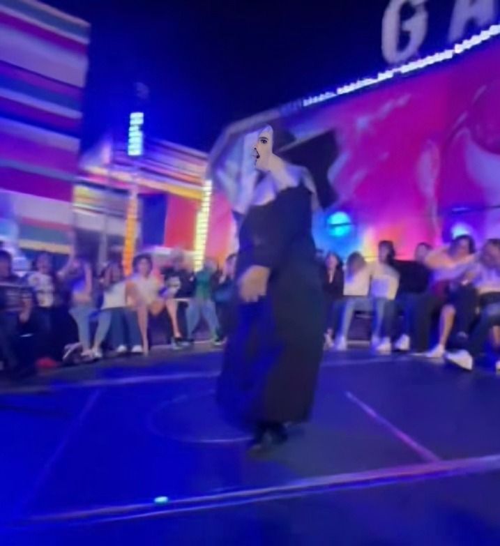 Monja de la Feria bailando
