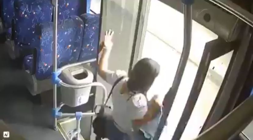 Mujer bajando de transporte