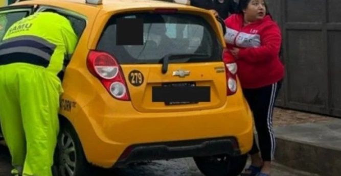 Mujer da a luz en taxi