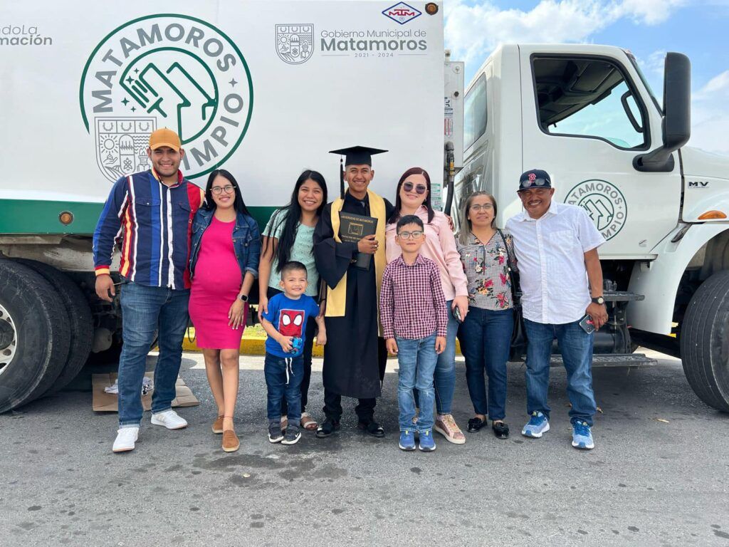 joven consigue graduarse con esfuerzo y trabajo