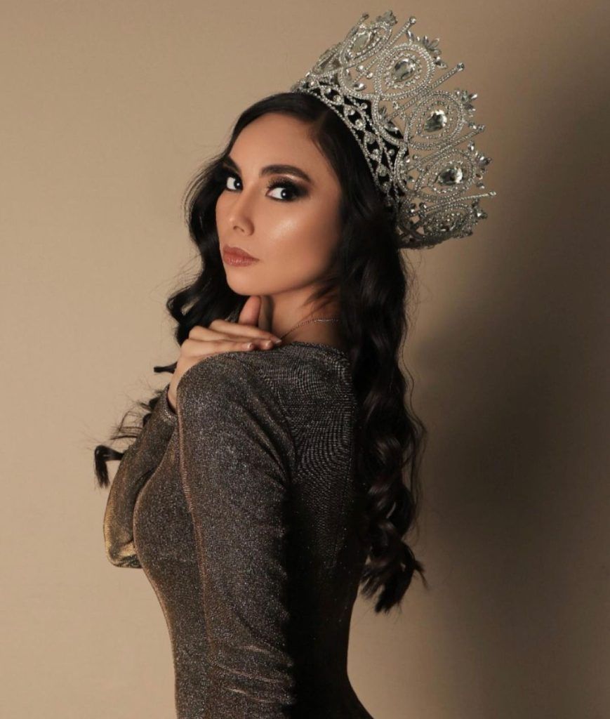Selene Figueroa siendo reina