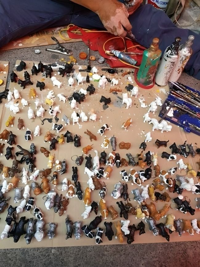 Artesano recrrea perros en miniatura y se viraliza