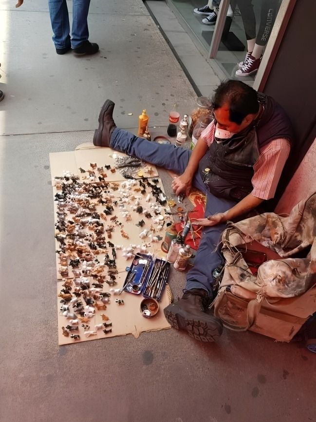 Artesano vende sus creaciones en el Metro Ermita