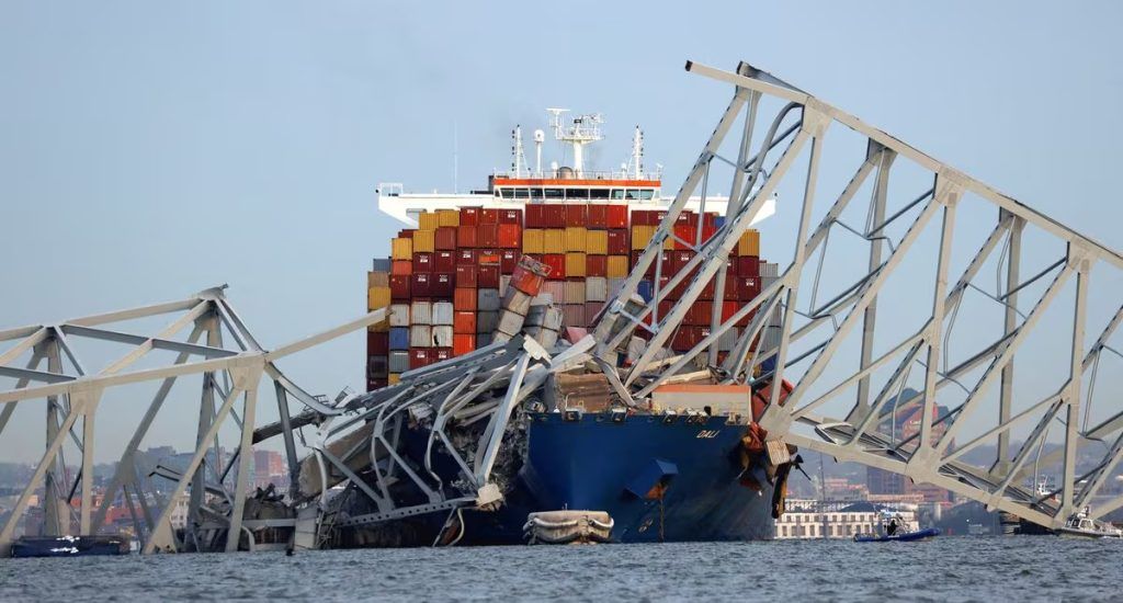 Barco choca con puente