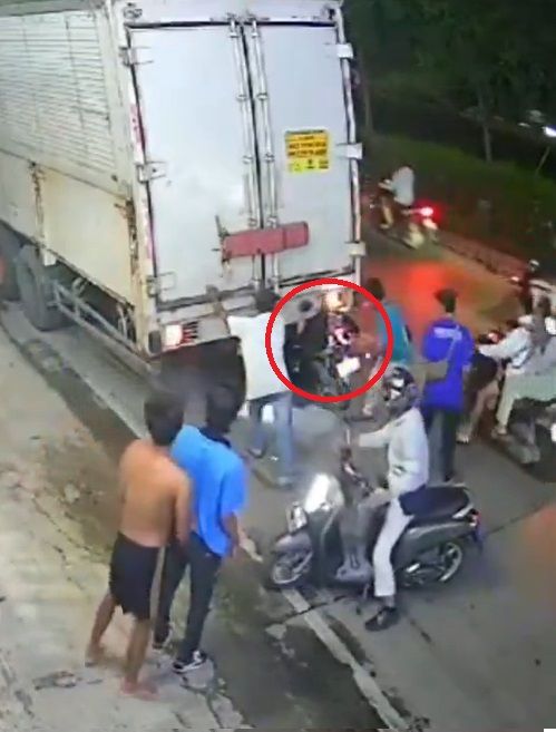 Motociclista choca contra traíler