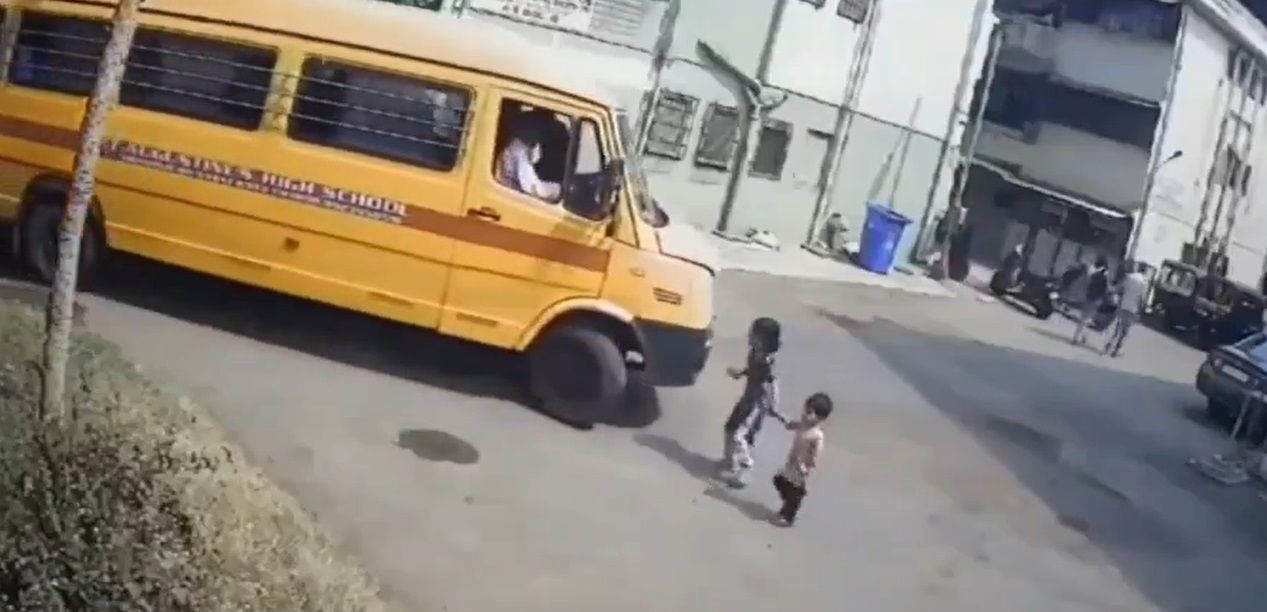 Conductor de autobús arrolla a niños 