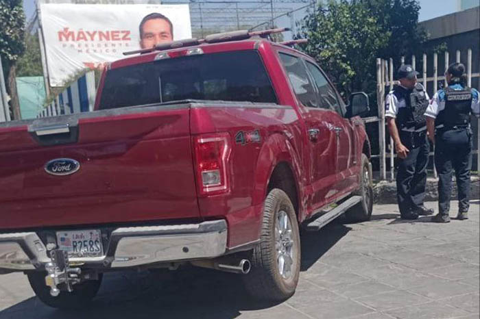 Detienen a conductor de camioneta roja