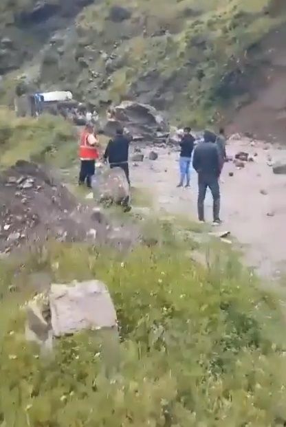 Rocas se deslizan en carretera de Perú