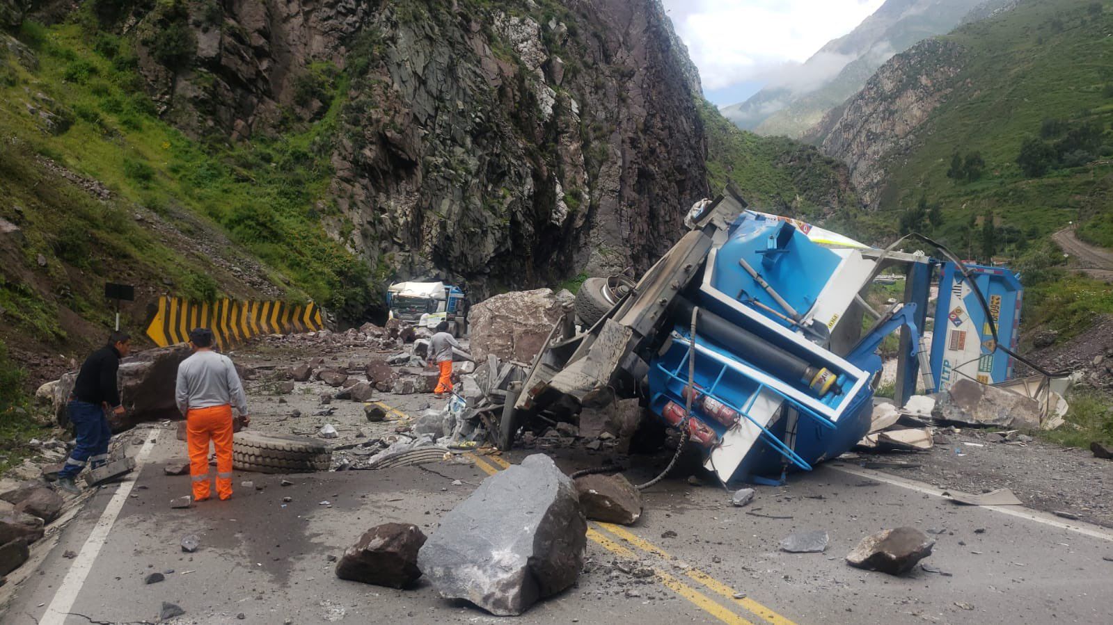 Foto del derrumbe en carretera de Perú