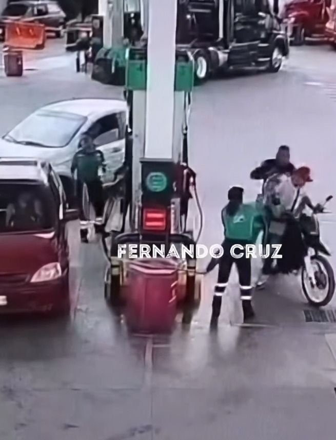 despachadora baña con gasolina a delincuentes