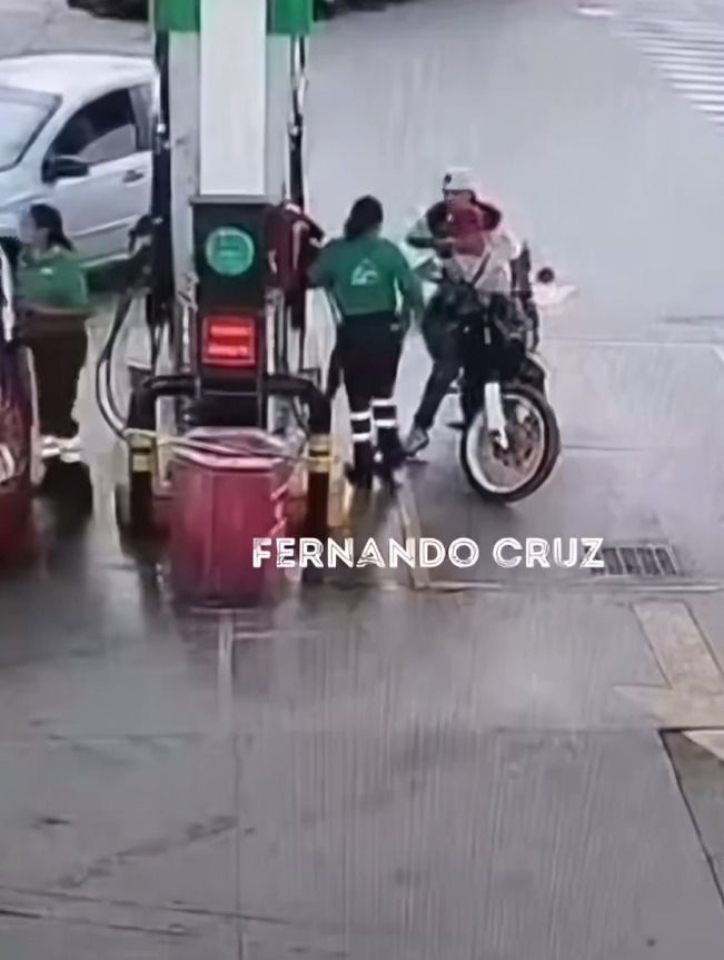 despachadora de gasolina frustra intento de asalto