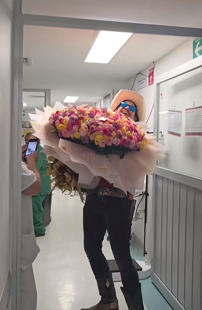 Flores el Patrón lleva ramo a niña con cáncer