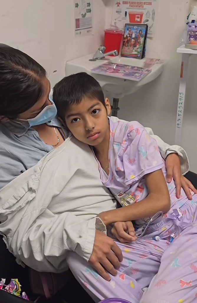 Flores el Patrón lleva ramo a niña con cáncer