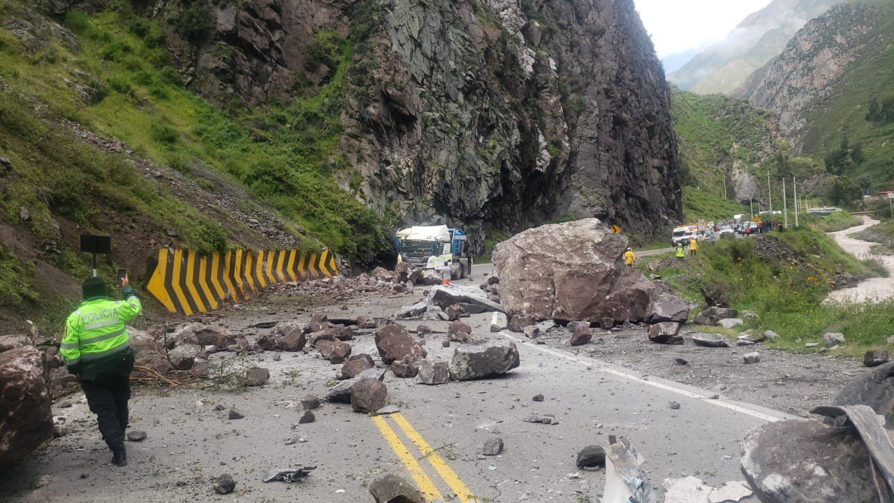 Hubo un derrumbe en carretera de Perú