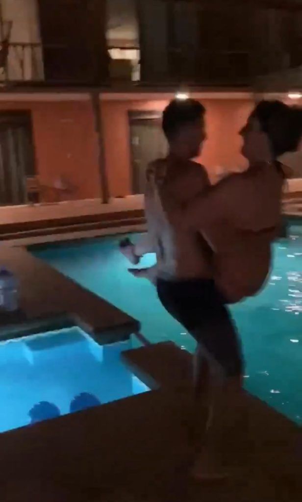 Hombre tira a novia contra piscina