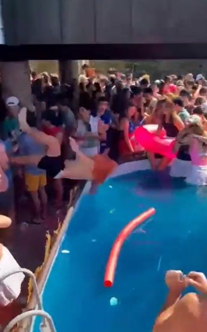 Joven cae de espaldas a piscina