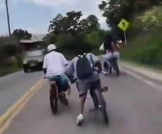 Jóvenes en bicicleta