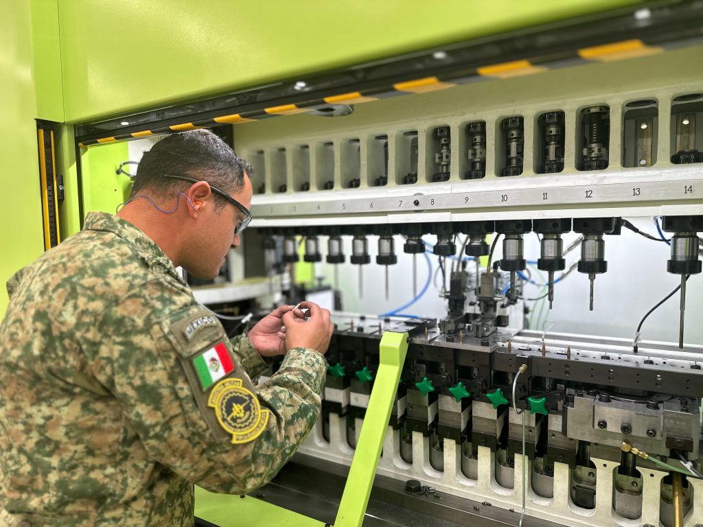 Militar de la Sedena trabajando