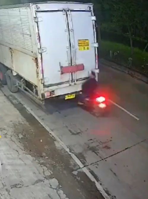 Biker se estampa contra tráiler en la noche