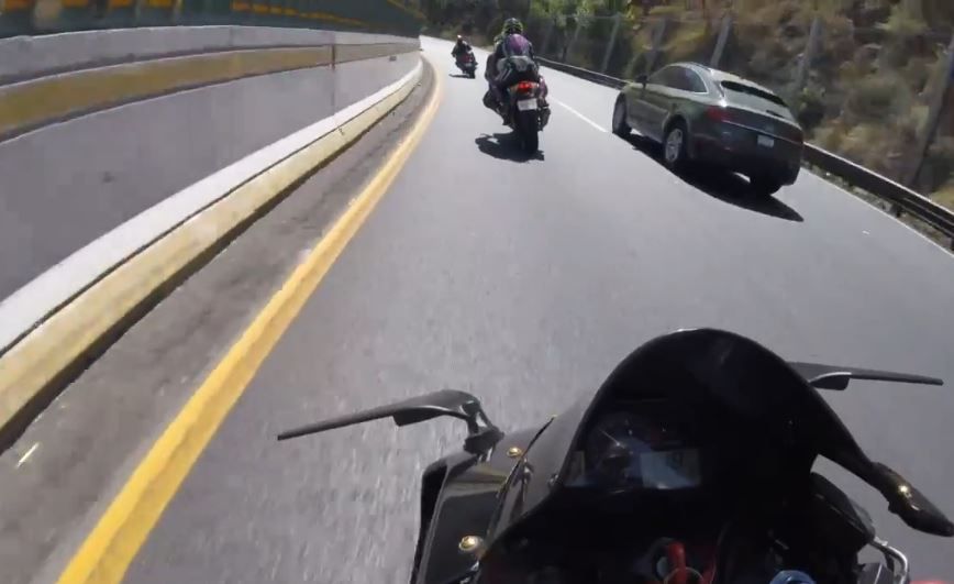 Motociclistas chocan en curva de México-Cuernavaca