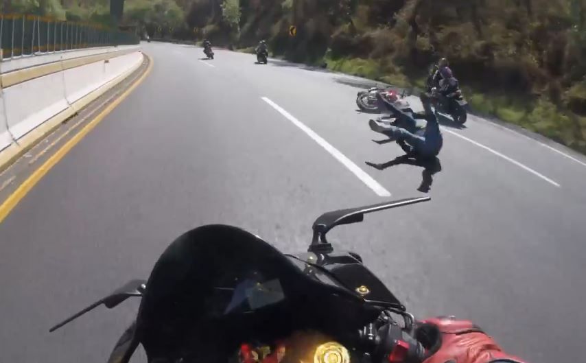 Motociclistas chocan en curva de México-Cuernavaca