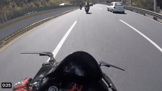 Motociclistas chocan en curva de México-Cuernavaca