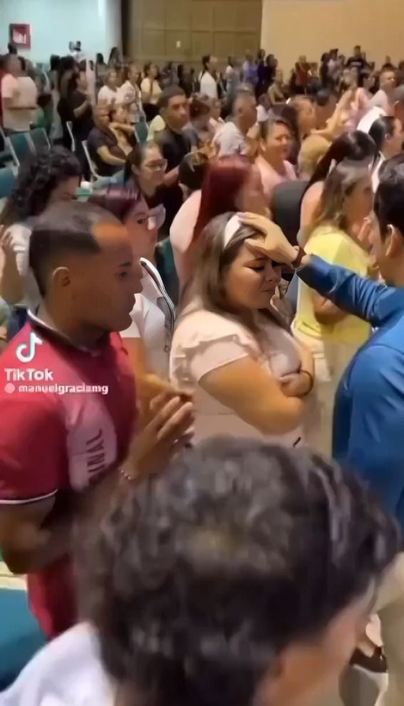 mujer y pastor pelean a manotazos