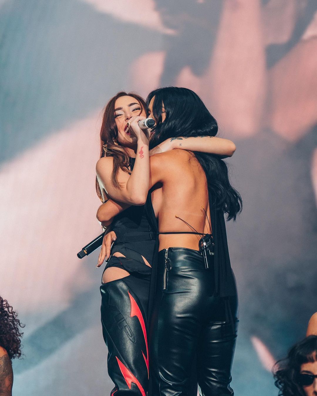 Nicki Nicole se besa con Lali Espósito en concierto