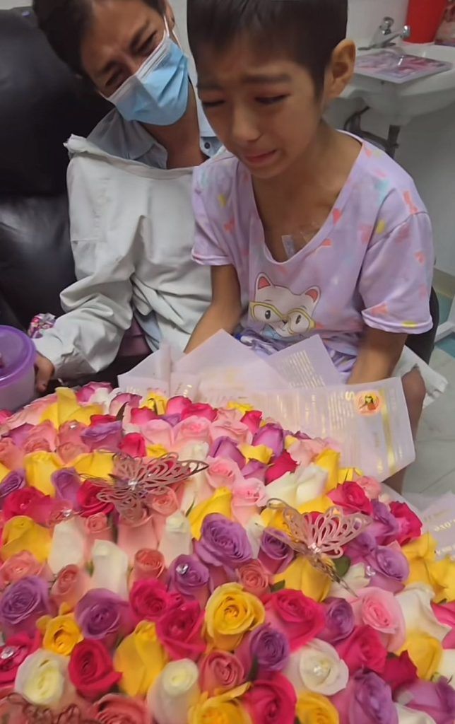 Flores el Patrón lleva ramo a niña con cáncer