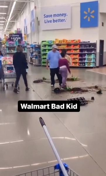 Niña patea a su abuelita en supermercado; video viral