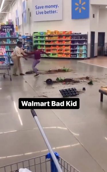 Niña patea a su abuelita en supermercado; video viral