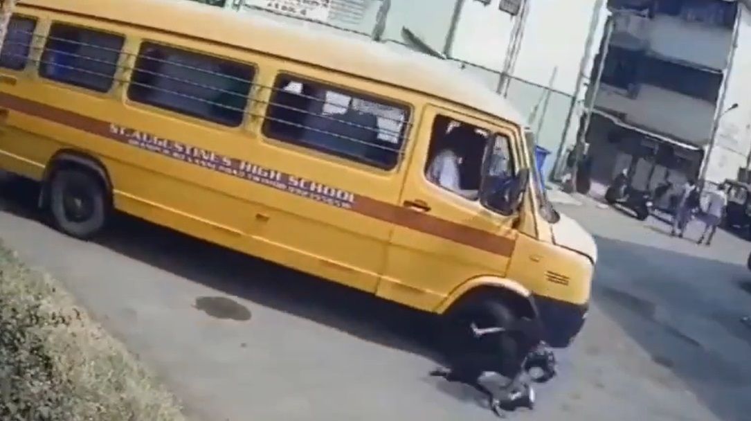 Niños terminan arrollados por autobús escolar