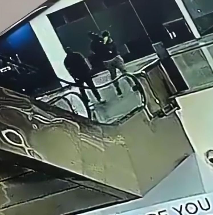 Padre e hijo en centro comercial