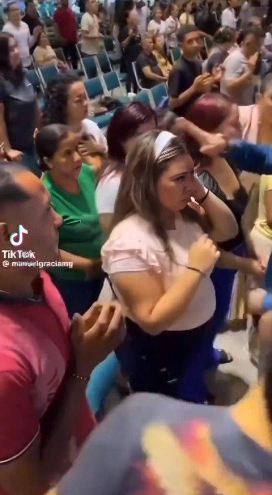 pastor le daba la bencidión a mujer ne el altar